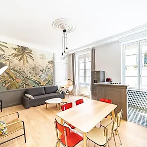 https://le-petit-sergent-charmant-6-pers-rnov-terreaux.hotels-rhonealpes.com