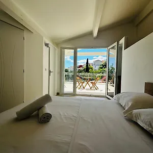 https://les-luxueuses-terrasses-du-roucas.fr-provencehotel.com